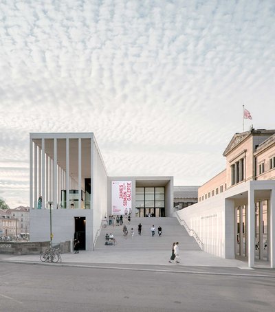 Moderne James-Simon-Galerie im Berliner Museumsinsel-Komplex mit breiter Treppenanlage unter bewölktem Himmel.